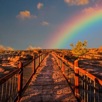 un ponte con l'arcobaleno