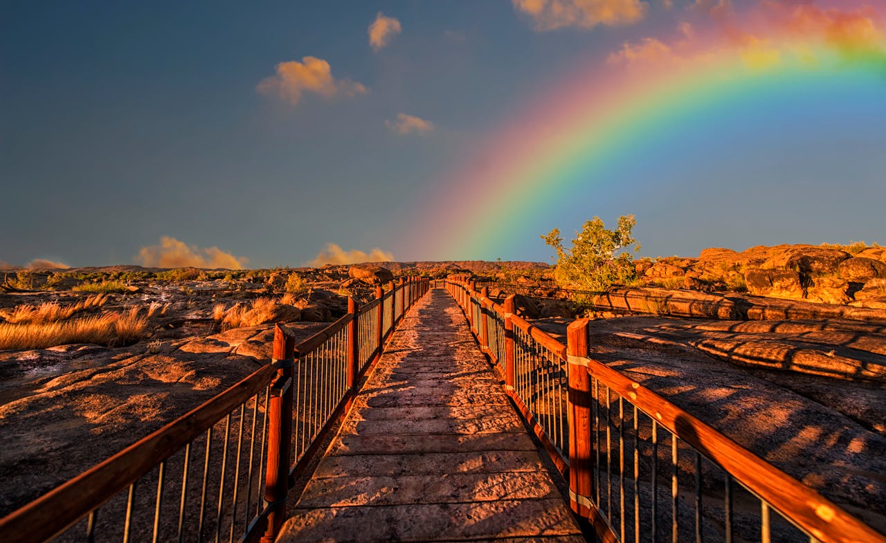 un ponte con l'arcobaleno