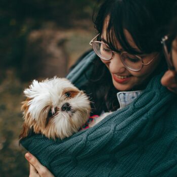 coppia che abbraccia il loro cagnolino