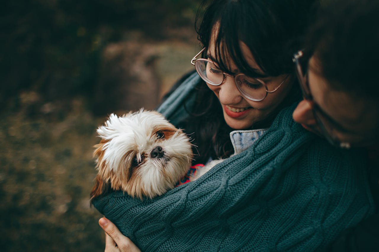 coppia che abbraccia il loro cagnolino